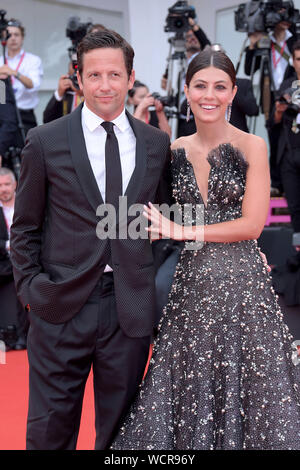 Venezia, Italia. 28 Agosto, 2019. 76° Festival del Cinema di Venezia 2019, tappeto rosso film "La verite" e cerimonia di apertura. Nella foto: Alessandra Mastronardi, Ross McCall Credit: Indipendente Agenzia fotografica/Alamy Live News Foto Stock