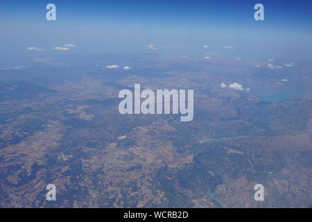 Vista dello Skyline di Sopra le nuvole dal piano di aria Foto Stock