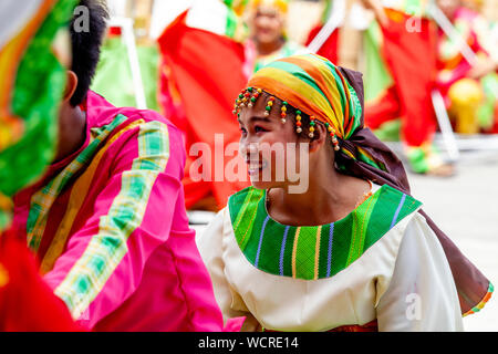 Una giovane donna filippina in ballo nel concorso Kasadyahan, Dinagyang Festival, Iloilo City, Panay Island, Filippine. Foto Stock