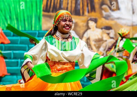 Una giovane donna filippina in ballo nel concorso Kasadyahan, Dinagyang Festival, Iloilo City, Panay Island, Filippine. Foto Stock