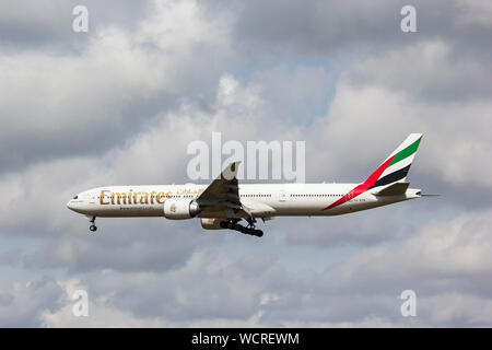 Un Emirates Boeing 777-300 ER attorno alla terra Foto Stock