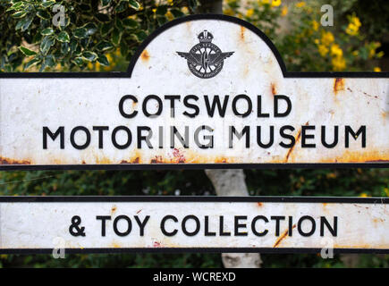 Segno al di fuori del Cotswold Motoring Museum di Bourton-on-the-acqua, Gloucestershire, il Costwolds, England, Regno Unito Foto Stock