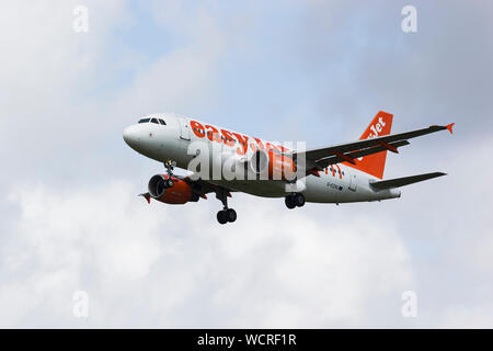 Un Easy Jet Airbus A319-111 attorno alla terra Foto Stock