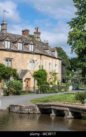 Fila di cottages in Lower Slaughter in Cotswolds, England, Regno Unito Foto Stock