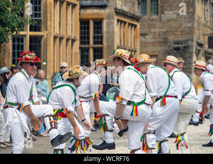 Morris ballerini del villaggio di Broadway, Worcestershire, il Costwolds, England, Regno Unito Foto Stock