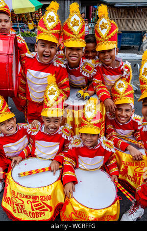 Ragazzi da una scuola elementare locale competere nel Tambor Trumpa Martsa Musika (Drum & Bugle) Concorso, Dinagyang Festival, Iloilo, Filippine. Foto Stock