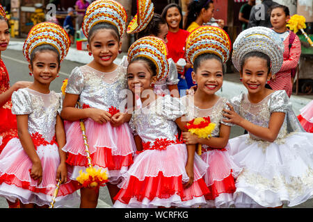 Gli scolari elementari posano per una foto durante il Tambor Trumpa Martsa Musika (Drum & Bugle) Concorso, Dinagyang Festival, Iloilo, Filippine. Foto Stock