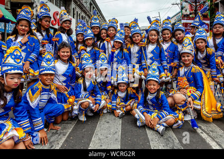 Gli scolari elementari posano per una foto durante il Tambor Trumpa Martsa Musika (Drum & Bugle) Concorso, Dinagyang Festival, Iloilo, Filippine. Foto Stock