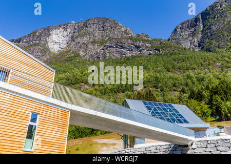 Loen Skylift linea tramviaria di cabina e stazione.La funivia sale fino alla cima del monte Hoven con vista panoramica sul famoso Nordfjord in Norvegia. Foto Stock