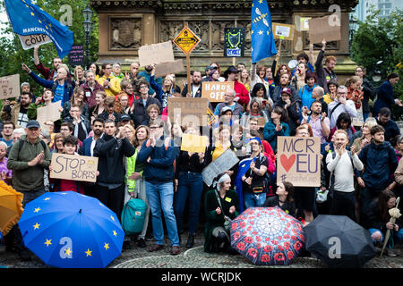 Manchester, Regno Unito. 28 Agosto, 2019. I manifestanti si riuniranno presso il municipio, piazza Albert questa sera nella luce della regina che approva la sospensione del Parlamento fino al mese di ottobre. Andy Barton/Alamy Live News Foto Stock