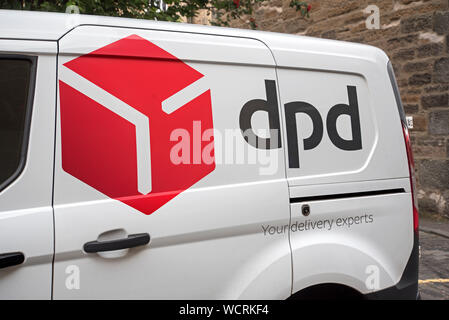 Vista laterale di un DPD parcel delivery van a Edimburgo, Scozia. Foto Stock