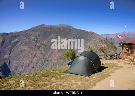 Campeggio nel villaggio di montagna di Marimpata sul Senso - Inka trek, 'l'altra Machu Picchu,' Capuliyoc, Apurimac, Perù Foto Stock