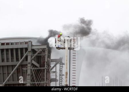 Slough, Regno Unito. 28 Agosto, 2019. Incendio presso il sito di Slough Trading Station Wagon Power Station Credit: Andrew Spiers/Alamy Live News Foto Stock