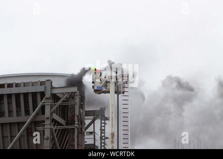 Slough, Regno Unito. 28 Agosto, 2019. Incendio presso il sito di Slough Trading Station Wagon Power Station Credit: Andrew Spiers/Alamy Live News Foto Stock