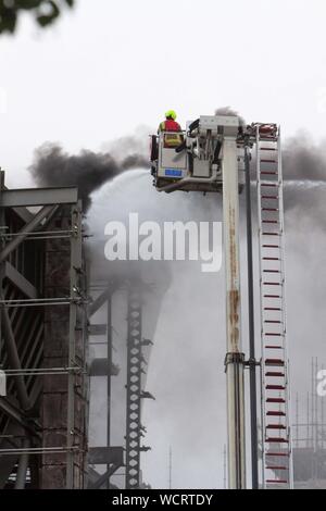 Slough, Regno Unito. 28 Agosto, 2019. Incendio presso il sito di Slough Trading Station Wagon Power Station Credit: Andrew Spiers/Alamy Live News Foto Stock