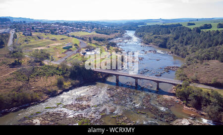 Volo sopra il fiume Tibagi nel Tibagi città di Paraná stato, Brasile. Foto Stock