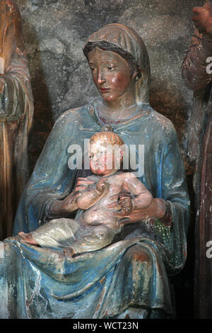 La Madonna e il Bambino, parte di un pezzo più grande chiamato Adorazione dei Magi, attribuito ad Andrea della Robbia, Duomo, Volterra, Toscana, Italia Foto Stock