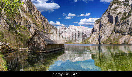 Famosa imbarcazione casa rifugio con vista sul lago Obersee nella parte anteriore del Watzmann montagna alpina nel Berchtesgadener Land Baviera parco nazionale delle Alpi tedesche Foto Stock