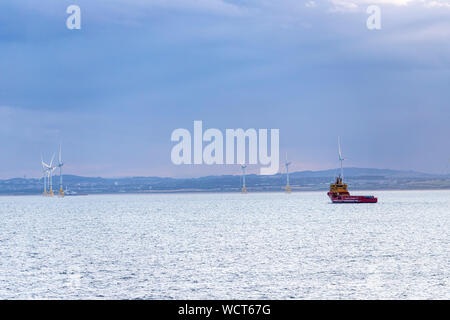 Sostituire il motore di GNL con alimentazione a batteria, eolici offshore europei centro di distribuzione, Aberdeen Bay Wind Farm da, MV Hrossey ferry, Aberdeen Scotland, Regno Unito Foto Stock