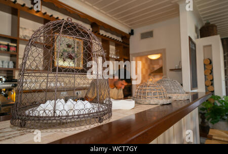 Mourayio elegante e il letto era confortevole e la colazione, la cucina e la zona pranzo Ermioni, Penisola Pelonponesse Grecia. Foto Stock