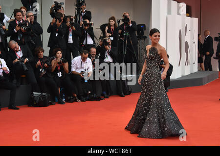 Venezia, Italia. 28 Agosto, 2019. Alessandra Mastronardi passeggiate il tappeto rosso prima della cerimonia di apertura durante il 76° Festival del Cinema di Venezia presso la Sala casinò su agosto 28, 2019 a Venezia, Italia. Credito: Andrea Merola/risveglio/Alamy Live News Foto Stock