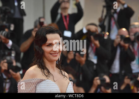 Venezia, Italia. 28 Agosto, 2019. Juliette Binoche passeggiate il tappeto rosso prima della cerimonia di apertura durante il 76° Festival del Cinema di Venezia presso la Sala casinò su agosto 28, 2019 a Venezia, Italia. Credito: Andrea Merola/risveglio/Alamy Live News Foto Stock