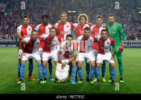 Sinobo Stadium, Praga. 28 Agosto, 2019. I giocatori di calcio di Slavia Praha posano per una foto del team prima del calcio Champions' League 4° turno di qualificazione incontro di ritorno: Slavia Praga vs Cluj-Napoca nel Sinobo Stadium, Praga, Repubblica ceca, 28 agosto 2019. Credito: Katerina Sulova/CTK foto/Alamy Live News Foto Stock