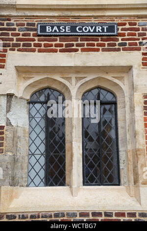 Dettaglio della finestra e segno, Base corte, Hampton Court Palace, East Molesey Surrey, Inghilterra, Gran Bretagna, Regno Unito, Gran Bretagna, Europa Foto Stock