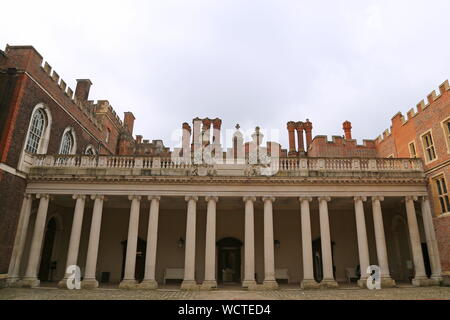 William III colonnato, orologio corte, Hampton Court Palace, East Molesey Surrey, Inghilterra, Gran Bretagna, Regno Unito, Gran Bretagna, Europa Foto Stock