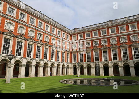 Fountain Court, Hampton Court Palace, East Molesey Surrey, Inghilterra, Gran Bretagna, Regno Unito, Gran Bretagna, Europa Foto Stock