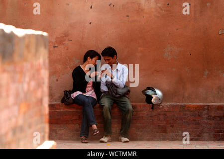 Una coppia giovane, a Patan Durbar Square, Patan, noto anche come Lalitpur (città di bellezza), Nepal. 2010. Un sito Patrimonio Mondiale dell'UNESCO, è notevole per il palazzo dell'ex Patan famiglia reale e le reliquie di antica architettura Newari. Foto Stock