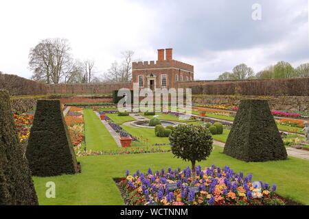 Giardini di stagno e Banqueting House, Hampton Court Palace, East Molesey Surrey, Inghilterra, Gran Bretagna, Regno Unito, Gran Bretagna, Europa Foto Stock