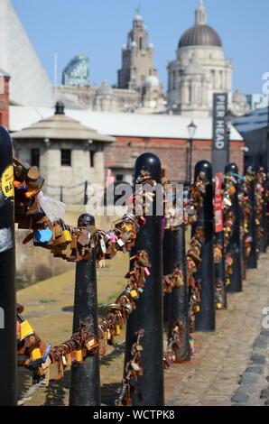 Amore blocca fissato alla catena alla Royal Albert Dock, Liverpool, in Inghilterra, Regno Unito. Foto Stock