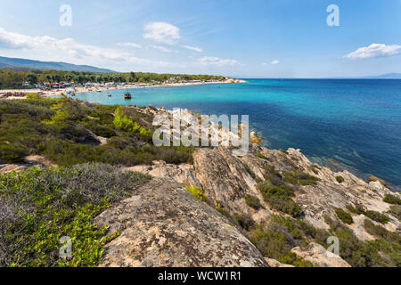 Platanitsi esotica spiaggia di Sarti, Sithonia, Grecia con acqua cristallina e spettacolari forme delle rocce Foto Stock