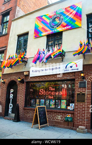 NEW YORK CITY - Agosto 24, 2019: Storico Stonewall Inn bar gay del Greenwich Village di Manhattan Foto Stock