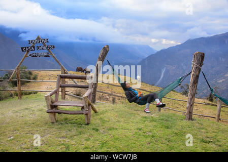 Rilassarsi in un'amaca dopo il robusto Senso - Inka trek, 'l'altra Machu Picchu,' Capuliyoc, Apurimac, Perù Foto Stock