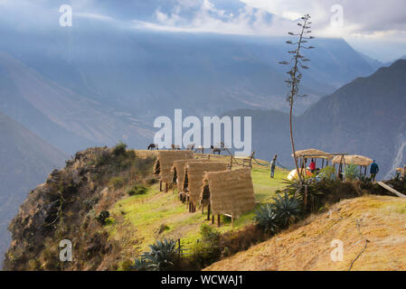 Carino con tetto di paglia di un telaio di capanne sul Senso - Inka trek, 'l'altra Machu Picchu,' Capuliyoc, Apurimac, Perù Foto Stock