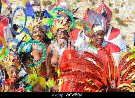 LE MANS, Francia - 22 Aprile 2017: Festival jazz in Europa un carribean donna in costume Foto Stock