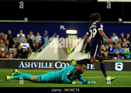 Londra, Regno Unito. 28 Agosto, 2019. Cablaggio di Marcus di Portsmouth (R) celebra il suo punteggio del team secondo obiettivo. Carabao Cup Coppa EFL 2. round match, Queens Park Rangers v Portsmouth presso il principe Kiyan Foundation Stadium Loftus Road a Londra Mercoledì 28 agosto 2019. Questa immagine può essere utilizzata solo per scopi editoriali. Solo uso editoriale, è richiesta una licenza per uso commerciale. Nessun uso in scommesse, giochi o un singolo giocatore/club/league pubblicazioni. pic da Steffan Bowen/Andrew Orchard fotografia sportiva/Alamy Live news Credito: Andrew Orchard fotografia sportiva/Alamy Live News Foto Stock