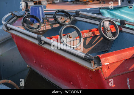 I bambini in barca con quattro posti a sedere e ruote sterzanti di un vecchio abbandonato parco dei divertimenti "Luna Park" Aretsou nel distretto di Salonicco, Grecia Foto Stock