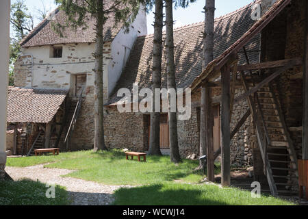 Il deambulatorio e fortificata all'interno di mura del cimitero di Crit, Transilvania, Romania Foto Stock