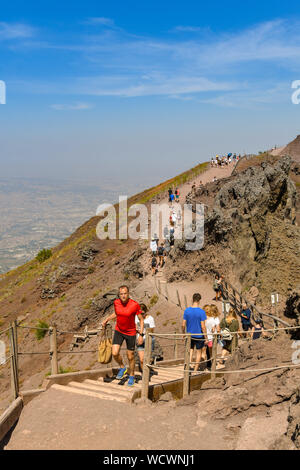 Napoli, Italia - Agosto 2019: la gente camminare su e giù per il percorso attorno al cratere del Vesuvio nella periferia di Napoli. Foto Stock