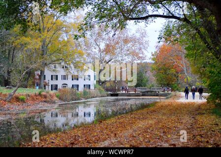 Visitatori godendo la strada alzaia lungo la Chesapeake e Ohio Canal durante la stagione autunnale come essi a piedi vicino al Great Falls Taverna del Centro Visitatori Foto Stock