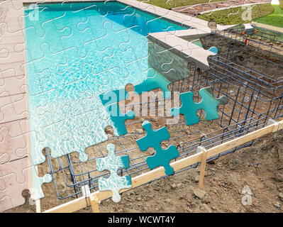 I pezzi del puzzle di montaggio rivelando insieme finito di costruire piscina oltre la costruzione. Foto Stock
