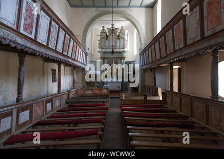 La navata centrale e laterale balconi in legno dentro la chiesa fortificata in Viscri, Transilvania, Romania Foto Stock