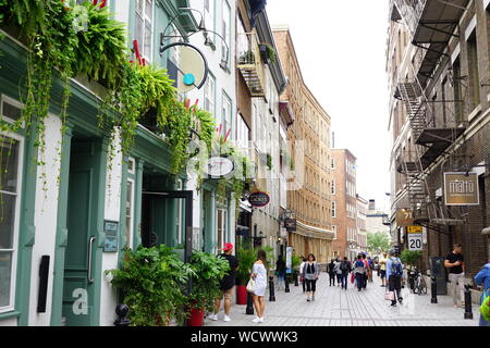 I viaggiatori (bella architettura e verde su edifici), Old Quebec City, in Canada Foto Stock