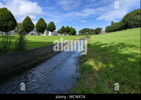 Santry fiume, vicino alla strada Springdale, Coolock, Dublin 5. A breve distanza della chiesa di San Giovanni Evangelista. Foto Stock