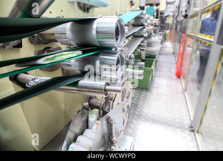 (190828) -- MAVOKO (Kenya), e il agosto 28, 2019 (Xinhua) -- foto scattata su agosto 28, 2019 mostra una linea di produzione di Sunda Kenya pannolino industriale in fabbrica Mavoko, Kenya. Investitori cinesi il mercoledì ha lanciato in Africa orientale la più grande fabbrica di pannolino in Kenya. L'impianto di produzione di Sunda Kenya pannolino industriale di fabbrica è un 4 miliardi di scellini (39 milioni di dollari di investimenti che si basa su circa 35 acri in Mavoko, una trentina di km a sud-ovest del Kenya è la città capitale Nairobi. (Xinhua/Zhang Yu) Foto Stock