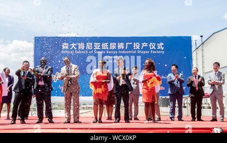 (190828) -- MAVOKO (Kenya), e il agosto 28, 2019 (Xinhua) -- Gli ospiti celebrare con il lancio ufficiale di Sunda Kenya pannolino industriale in fabbrica Mavoko, Kenya, che il 28 agosto, 2019. Investitori cinesi il mercoledì ha lanciato in Africa orientale la più grande fabbrica di pannolino in Kenya. L'impianto di produzione di Sunda Kenya pannolino industriale di fabbrica è un 4 miliardi di scellini (39 milioni di dollari di investimenti che si basa su circa 35 acri in Mavoko, una trentina di km a sud-ovest del Kenya è la città capitale Nairobi. (Xinhua/Zhang Yu) Foto Stock