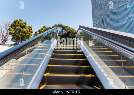 Deserta escalator per esterni in un quartiere d' affari su una soleggiata giornata invernale Foto Stock